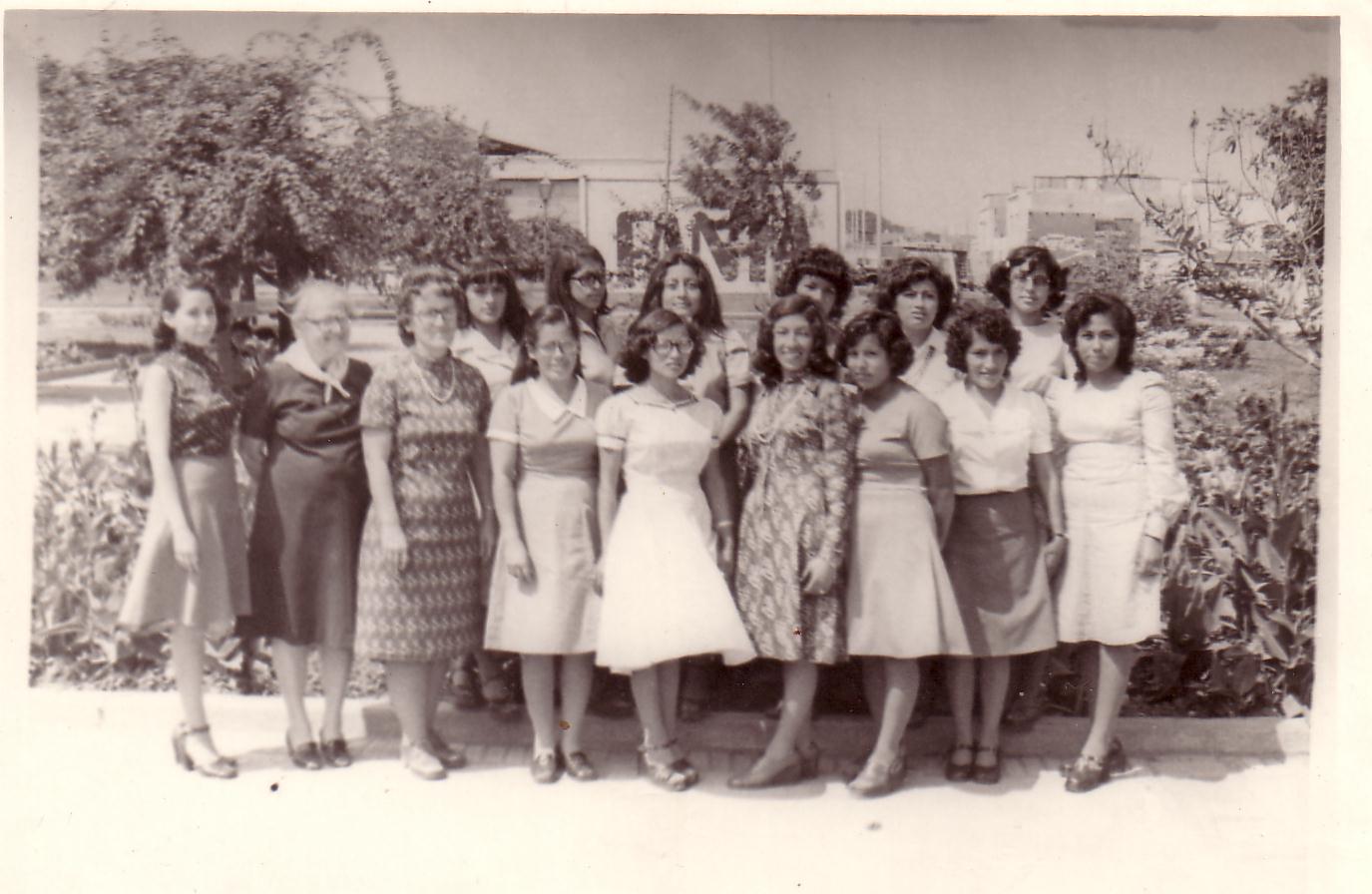 Grupo de mujeres en los primeros años del Seminario